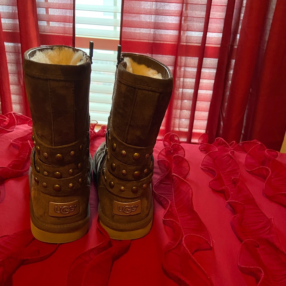 Cute warm Ugg boots.
